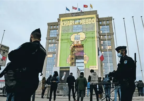  ?? PASCA          A P ?? Una caricatura de Charlie Hebdo a la façana d’un edifici oficial a Montpeller dies després de l’assassinat del mestre Samuel Paty