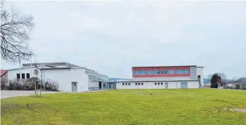  ?? FOTO: MARTIN BAUCH ?? Auf dem Bild ist der Platz (grüne Wiese) zu sehen, auf dem die Containera­nlage für den Schulbetri­eb aufgebaut werden soll.