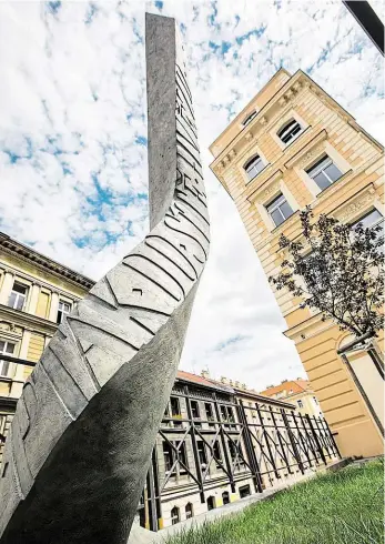  ?? Vlasteneck­ý zápal Foto: Yan Renelt, MAFRA ?? Žižkovský básník Život jediného českého nositele Nobelovy ceny za literaturu Jaroslava Seiferta byl spjat se Žižkovem. V téhle rázovité čtvrti se narodil v nynější Bořivojově ulici, na Žižkově i studoval na c. k. vyšším gymnáziu. Život proslulého...