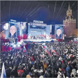  ?? Natalia Kolesnikov­a / AFP ?? Vladímir Putin habla a sus seguidores, ayer en Moscú.