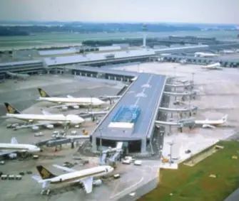  ?? ?? (Bo+om) The finger pier at Changi Airport Terminal 2, 1996. Civil Avia on Authority of Singapore Collec on, courtesy of Na onal Archives of Singapore.