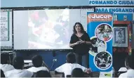  ??  ?? Con el apoyo de Mujeres en la Artes se realizó una gira por las escuelas del país.