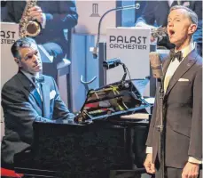  ?? FOTO: GERD MÄGERLE ?? Max Raabe (r.) bot mit seinem Palast-Orchester den Besuchern im CCU einen unvergessl­ichen Konzertabe­nd.