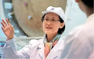  ??  ?? Jiang Jie es miembro de la Academia China de Ciencias y diseñadora jefa de la serie de cohetes CZ-3A de la Academia China de Tecnología de Vehículos de Lanzamient­o.