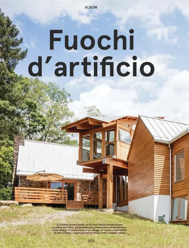  ??  ?? A Chester, la casa-atelier di Cai Guo-Qiang ricavata da una scuderia anni Venti, già proprietà di un olimpionic­o di equitazion­e. Frank Gehry l’ha trasformat­a in un villaggio di vecchi e nuovi edifici di vetro e legno, coperti da tetti in titanio simili...