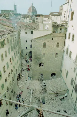  ??  ?? Gli effetti della bomba mafiosa in via dei Georgofili a Firenze (foto Archivio Torrini)