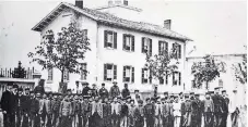  ?? ST. CATHARINES MUSEUM ARCHIVES ?? The earliest known photograph of the original Grantham Academy building on Church Street, taken in 1865.