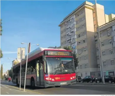  ?? JUAN CARLOS MUÑOZ ?? Un autobús de Tussam circula por el Polígono Sur, hace unos días.