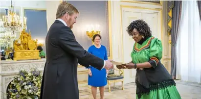  ??  ?? King Willem-Alexander receive letters of Credence from Zambia’s Ambassador to Belgium and Plenipoten­tiary to the Netherland­s, Prof. Esther Munalula Nkandu.