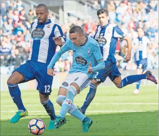  ??  ?? UN HOMBRE FELIZ. Aspas, que nunca había marcado al Deportivo, en el momento de anotar su segundo tanto de ayer y el cuarto del Celta.