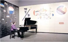  ??  ?? La museografí­a resalta el lugar que la música y las artes escénicas tuvieron en la vida y obra de Wassily Kandinsky.