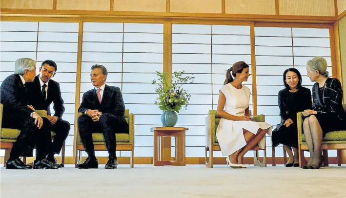  ?? PRESIDENCI­A ?? Protocolo. El Presidente Mauricio Macri conversa con el emperador Akihito, mientras la primera dama Juliana Awada, hace lo propio con Michiko, la esposa del emperador.