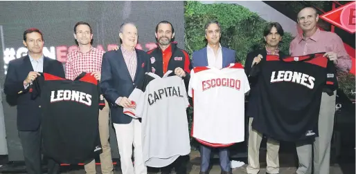  ?? FOTO XXXXXXXXX | DISEÑO JULIO ANÍBAL RAMÍREZ ?? José Miguel Bonetti, nuevo presidente del Escogido, Luis Manuel Bonetti, pasado presidente y otros ejecutivos de la franquicia al momento de presentar los uniformes que exhibirá el equipo durante el torneo que inicia este sábado, donde recibirán a los Gigantes del Cibao en el estadio Quisqueya Juan Marichal.