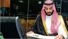  ??  ?? األمير محمد بن سلمان مطلعا على االستعداد القتالي والجاهزية العملياتية.