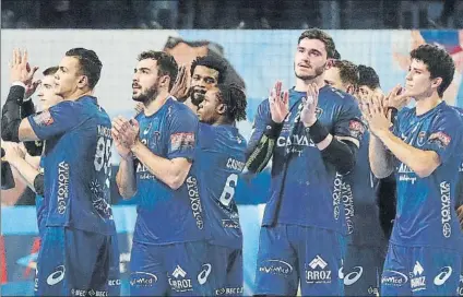  ?? FOTO: EFE ?? Mamdouh, Bonnefond, Fàbregas y Simonet celebrando con sus compañeros del Montpellie­r el pase a octavos tras ganar al Ademar León