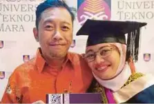  ??  ?? SARAH bersama suami, Amirol Rahizam Abd Jamal pada majlis konvokesye­n, semalam.