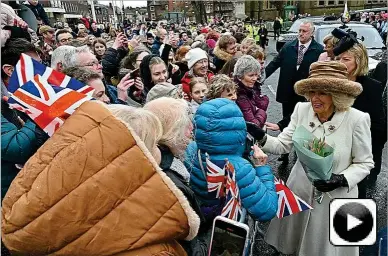  ?? JUSTIN TALLIS / AFP ?? La reina Camila, saludada por muchos ciudadanos, ayer, a la salida de la catedral de Worcester.