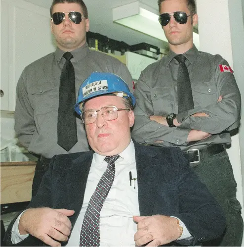  ?? BILL BECKER / THE CANADIAN PRESS FILES ?? As he often did when he made appearance­s in Canada, Ernst Zundel wears a hard hat in Toronto in 1992.