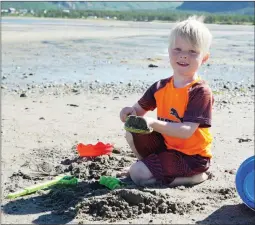  ??  ?? SANDSLOTT: Jakob Paulsen (4 år) synes det er deilig med sommer for da kan han leke i sanden på stranda. – Dette er en klo, forklarer han.