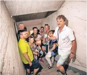  ?? RP-FOTO: RM ?? Jugendzent­rumsleiter Reiner Hilken (r.) führte beim Sommerfest durch den Bunker.