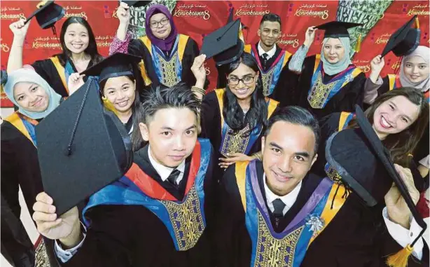  ?? [FOTO HIASAN] ?? Pencapaian cemerlang akademik disusuli dengan pembabitan aktif memberi nilai tambah kepada graduan ‘di mata’ majikan.