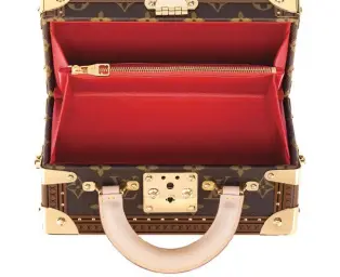  ??  ?? Bolsa Valisette Trésor, LOUIS VUITTON, preço sob consulta