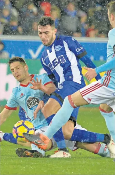  ??  ?? GRAN MOMENTO. Munir trata de avanzar durante el partido de ayer, castigado por la lluvia.