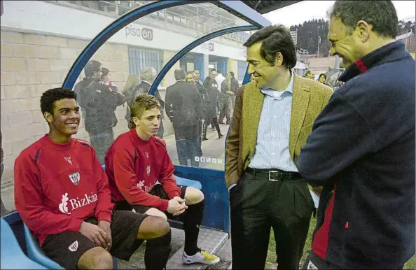  ?? FOTO: AIOL ?? Apuesta Jonás Ramalho y el entonces cadete Muniain dialogan con Macua y Caparrós antes de un partido del primer equipo del Athletic en Urritxe