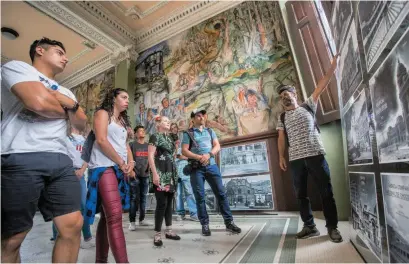  ?? FOTO CARLOS VELÁSQUEZ ?? En la imagen, un guía de Distrito Candelaria cuenta la historia de la antigua estación Medellín del Ferrocarri­l (San Juan con Carabobo), dentro de la sala VIP de la época.