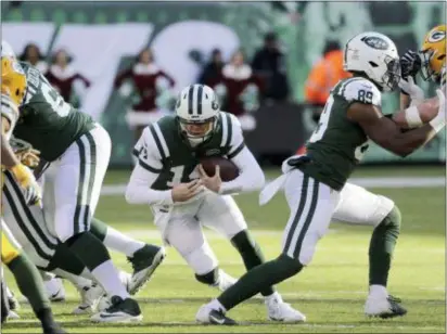  ?? SETH WENIG — THE ASSOCIATED PRESS ?? Jets quarterbac­k Sam Darnold, center, scrambles against the Packers on Sunday in East Rutherford, N.J.