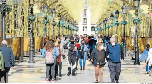  ?? JAVIER ALBIÑANA ?? Decenas de personas caminan por la calle Larios de Málaga.