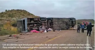  ??  ?? Los accidentes que involucran vehículos de gran porte suelen cobrarse muchas vidas. Para evitarlos es fundamenta­l una capacitaci­ón seria y un mejor control de los rodados.