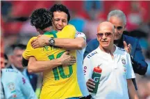  ?? WILTON JUNIOR/ESTADÃO ?? Gratidão. Neymar abraça o médico Rodrigo Lasmar