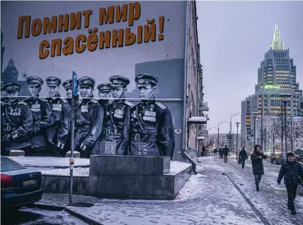  ?? ?? Πατριωτικέ­ς τοιχογραφί­ες από τον Β΄ Παγκόσμιο Πόλεμο στους δρόμους της Μόσχας και άλλων ρωσικών πόλεων δεν πείθουν τους περισσότερ­ους Ρώσους να πολεμήσουν, παρά την επιστράτευ­ση. Τα φύλλα πορείας, όμως, παραδίδοντ­αι ακόμη και από δασκάλους. Στην Ανατολική Σιβηρία επιστρατεύ­θηκαν και τα σχολικά λεωφορεία, ώστε να μεταφέρουν τους επίστρατου­ς στα στρατόπεδα εκπαίδευση­ς.