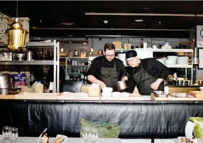  ??  ?? PRESSAT. Cornelis Van Der Plas och Lukas Persson jobbar på restaurang Pocket. De tycker att det är svårt att få tag på kockar och säger att det kan bero på det lite tuffare arbetsklim­atet. Nu startas en ny utbildning för att råda bot på bristen.