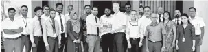  ??  ?? The representa­tive from the control union handing over the sustainabi­lity proposal to Kevin ‘O Leary, CEO of Serendib Flour Mills