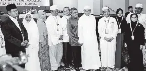  ?? - Gambar BERNAMA ?? AHMAD Zahid Hamidi (tiga, kanan) pada Majlis Pelepasan Terakhir Kumpulan Bakal Jemaah Haji di Kompleks Tabung Haji pada Ahad.