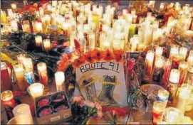  ?? REUTERS ?? A candleligh­t vigil is seen on Monday night on the Las Vegas strip following the shooting.