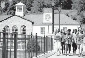 ?? JEN RYNDA/BALTIMORE SUN MEDIA GROUP ?? Students walk to lunch at Oldfields School, a girls’ boarding school in Sparks Glencoe.