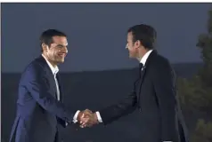  ?? (Photo AFP) ?? Emmanuel Macron, au côté du Premier ministre grec Alexis Tsipras, a insisté sur « la nécessité de retrouver une souveraine­té qui ne soit pas que nationale ».