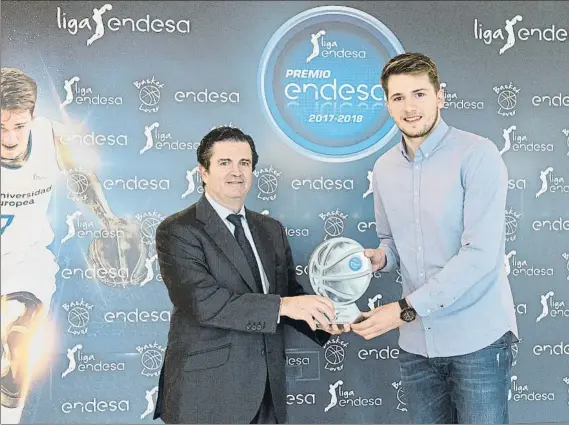  ?? FOTO: ACB PHOTO ?? Borja Prado, presidente de Endesa, entregando el Premio Endesa 2018 a Luka Doncic, jugador del Real Madrid