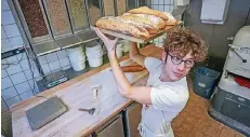  ?? FOTO: H.-J. BAUER ?? Der 25-jährige Valentin Weinhold hat zuerst Politik studiert und dann eine Bäckerlehr­e begonnen. Die Wahl seines Studiums bereut er nicht.