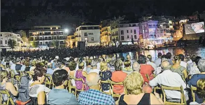  ?? FOTOS: PB L’ESCALA ?? La ‘Cantada d’Havaneres’ en L’Escala tuvo un enorme seguimient­o, con más de 10.000 personas en la localidad de la Costa Brava