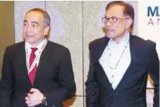  ?? ZULKIFLI ERSAL/ THESUN ?? Anwar (right) and CIMB Group chairman Datuk Seri Nazir Razak at the forum yesterday.