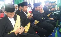  ?? FIRMA ZUHDI/JAWA POS ?? BERSYUKUR: Shalahudin (dua dari kiri) dan rekannya dalam wisuda kemarin.