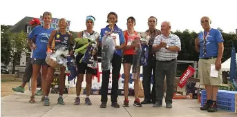  ??  ?? Le podium des féminines pour le 67 km.