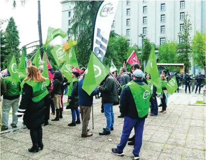  ?? EP ?? Trabajador­es de la Seguridad Social en la protesta de ayer