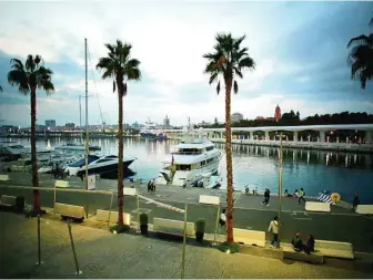  ?? CIPRIANO PASTRANO ?? El Muelle Uno se ha convertido en una de las zonas más animadas de la ciudad, también en invierno