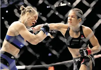  ?? Američanka Ronda Rouseyová (vlevo) chtěla na UFC 207 odčinit knockoutov­ou prohru s krajankou Holly Holmovou z listopadu 2015. Brazilka Amanda Nunesová ji ale zničila během pouhých 48 vteřin. FOTO ČTK/ AP ?? Další nakládačka.