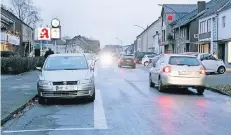  ?? NGZ-ARCHIVFOTO: ANJA TINTER ?? Ideen für eine Umgestaltu­ng der Knechtsted­ener Straße gibt es viele. Bald sollen Planer und Bürger ihre Vorschläge vorbringen.